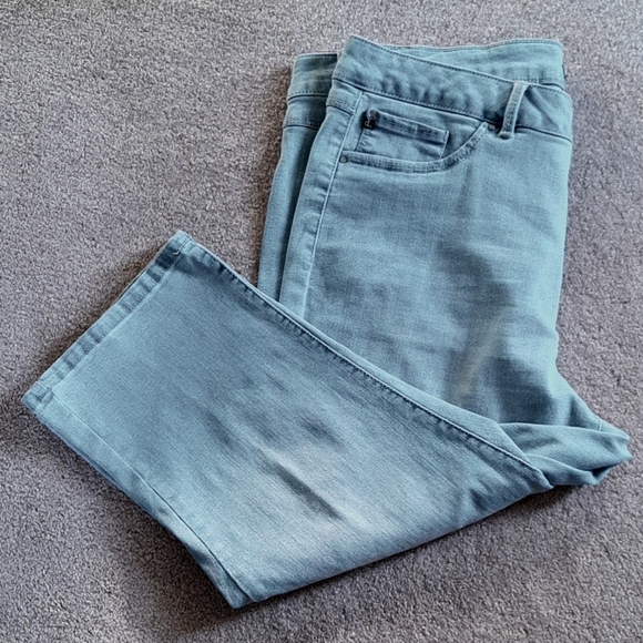 Soft Cropped Jeans - Picture 1 of 4